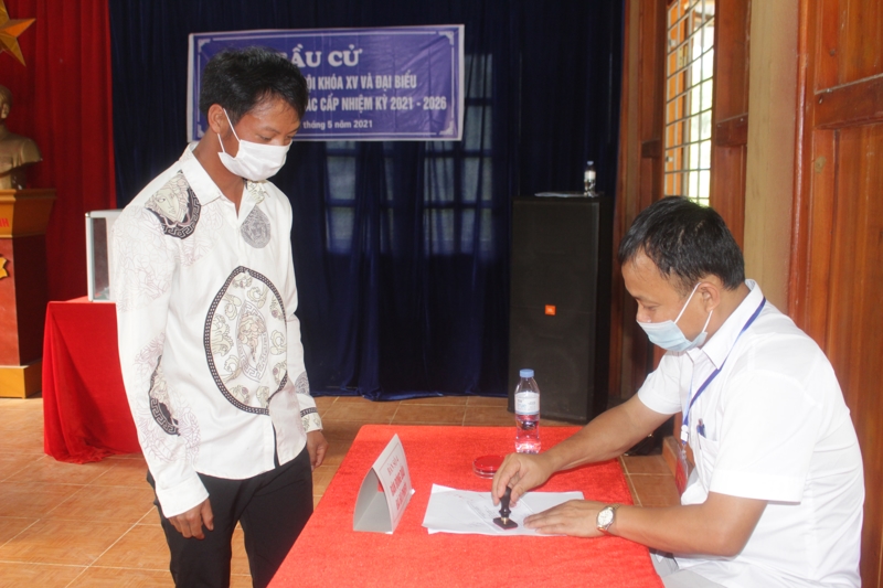 Ủy viên tổ bầu cử xã Nùng Nàng, huyện Tam Đường đóng dấu đã bỏ phiếu