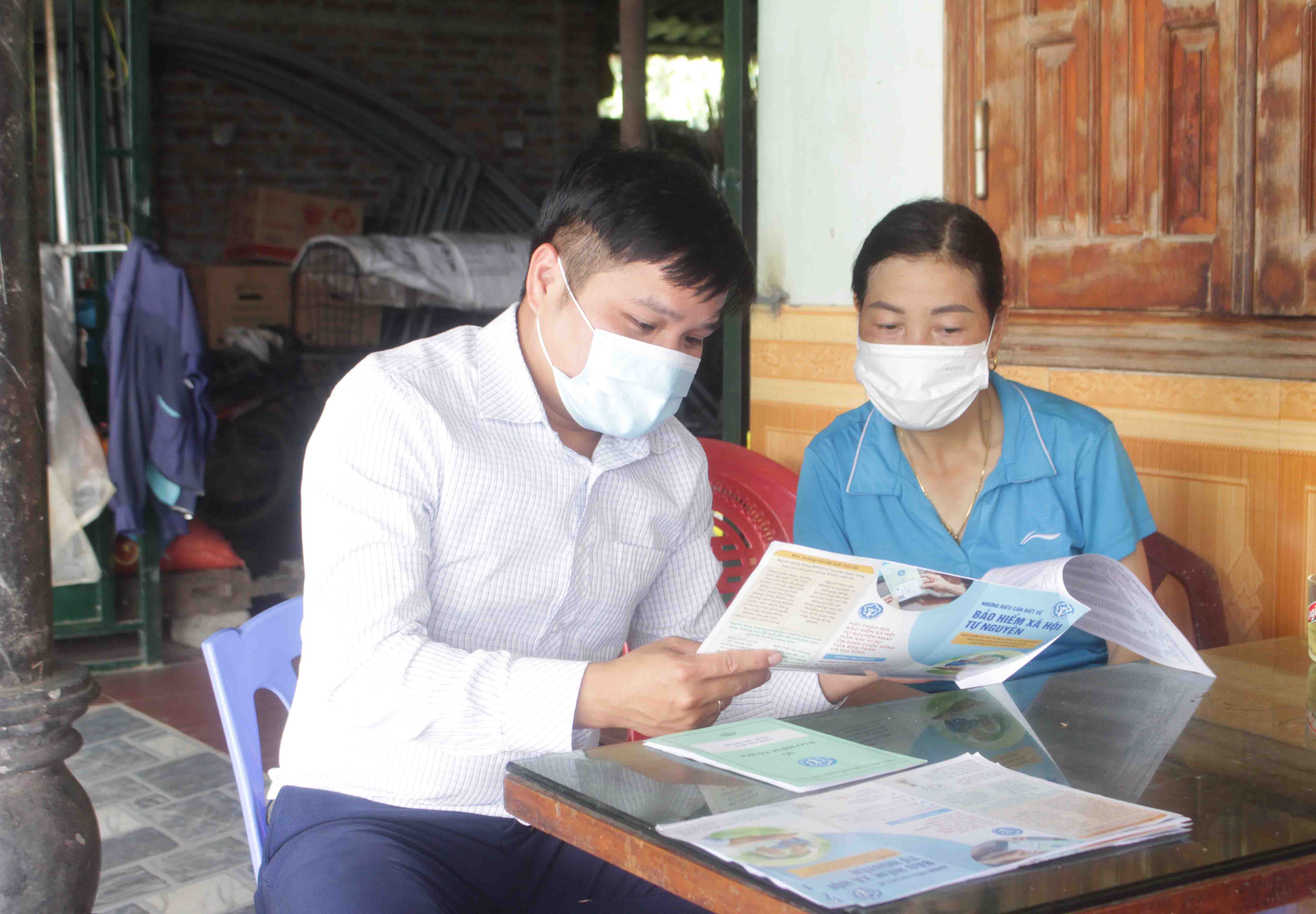 Cán bộ Bảo hiểm Xã hội huyện Tam Đường tuyên truyền, vận động người dân bản Đội 4, xã Hồ Thầu (huyện Tam Đường) tham gia các loại hình bảo hiểm.
