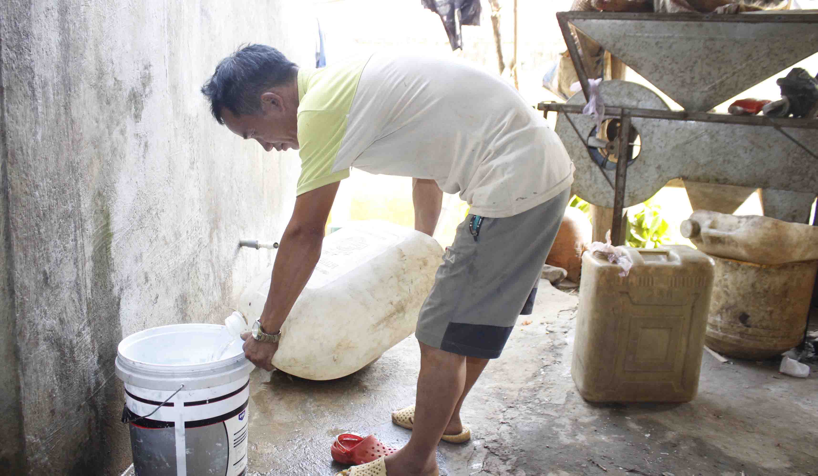 Hàng ngày, người dân bản Tả Phùng (xã Vàng Ma Chải, huyện Phong Thổ) chở từng can nước từ suối cách nhà 3km mang về sinh hoạt. 
