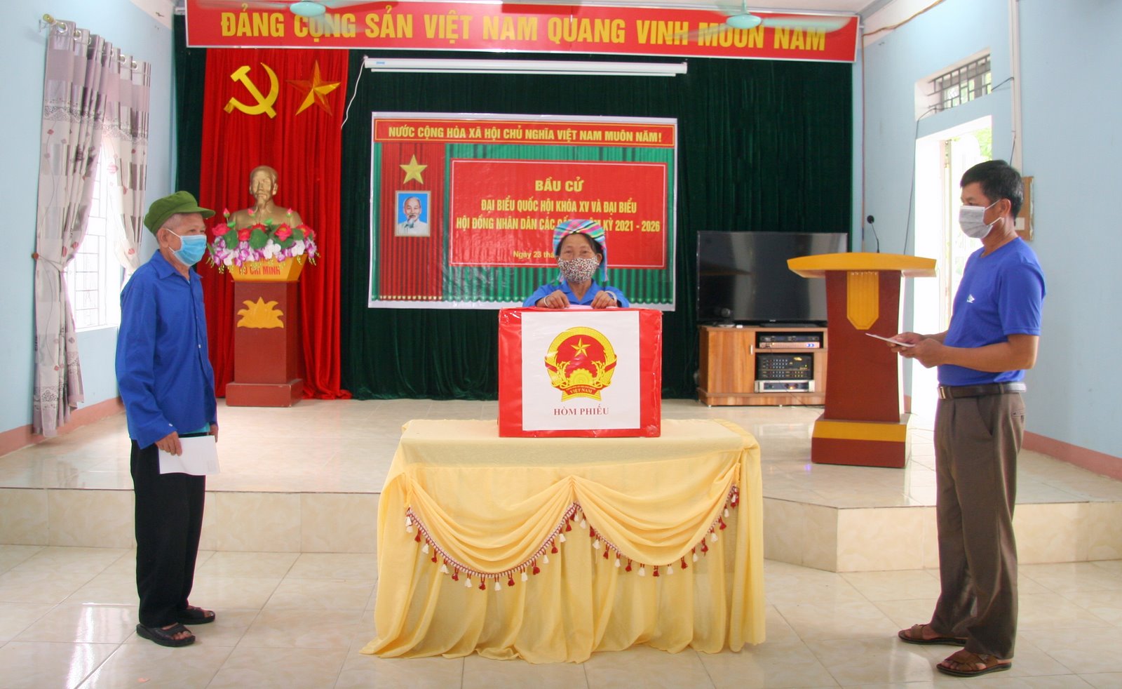 Cử tri xã Mường Cang (huyện Than Uyên) bỏ phiếu bầu đại biểu HĐND tỉnh khóa XV, nhiệm kỳ 2021-2026.