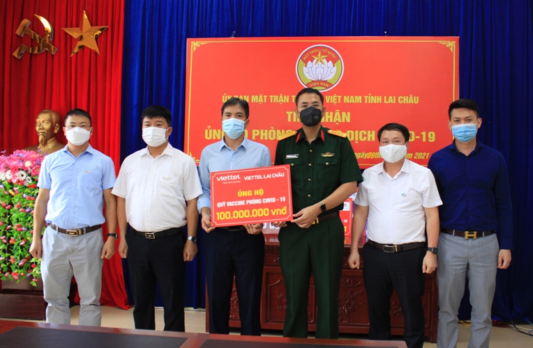 Lãnh đạo Viettel Lai Châu ủng hộ Quỹ phòng, chống Covid-19 tỉnh. 