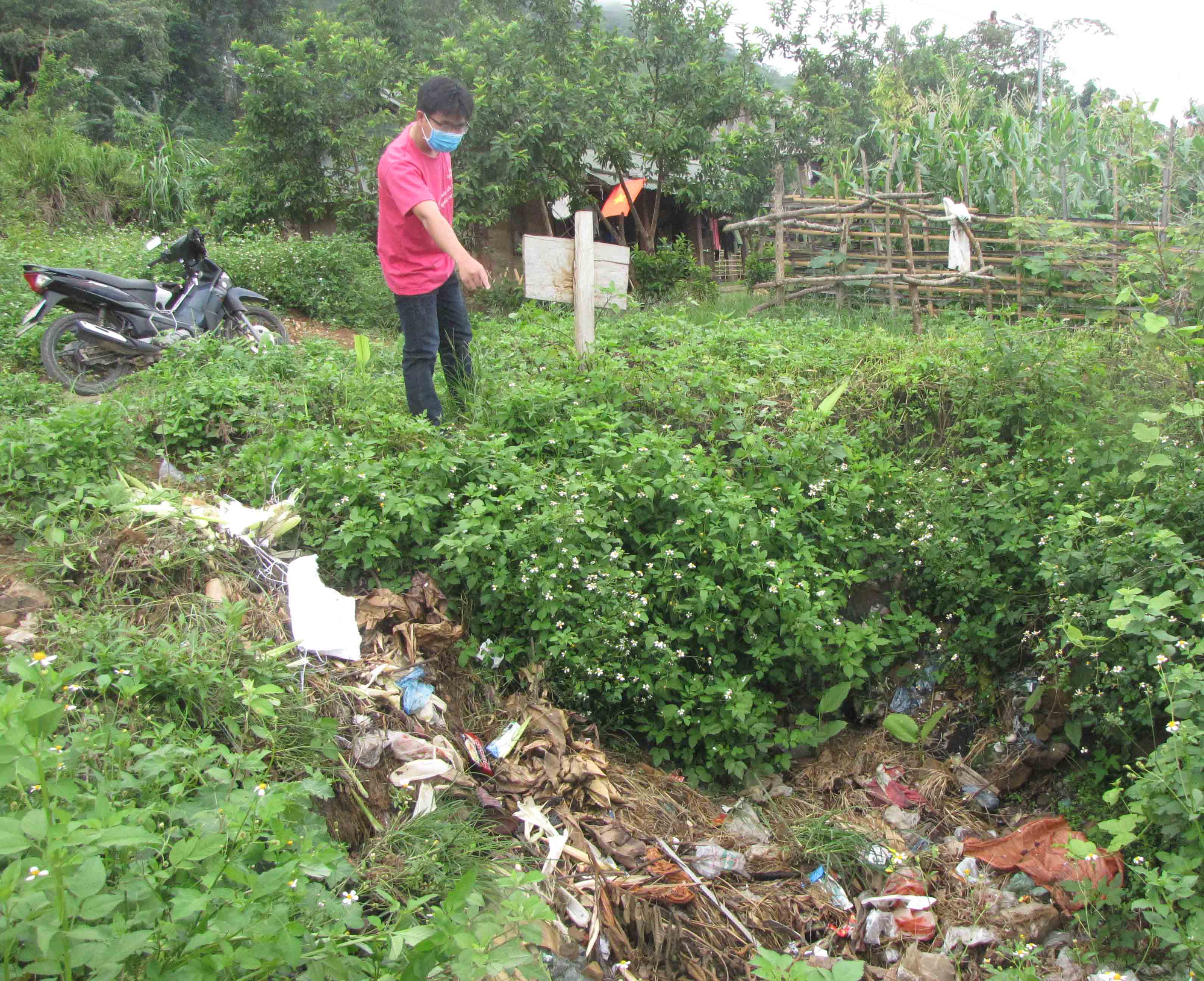 Đào hố chôn lấp là giải pháp xử lý rác thải được bà con tại bản Nậm Manh (huyện Nậm Nhùn) thực hiện.