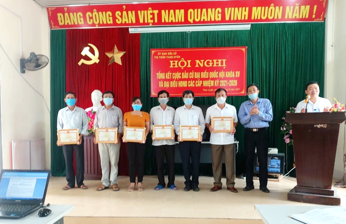 Đồng chí Vũ Văn Đăng – Phó Chủ tịch UBND thị trấn Than Uyên trao giấy khen của UBND huyện cho các cá nhân.