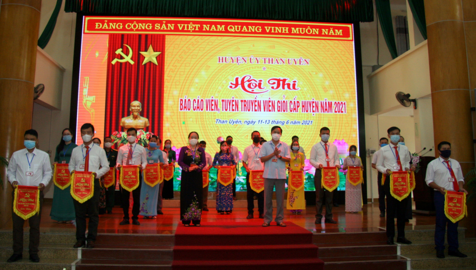 Lãnh đạo Huyện ủy, UBND huyện Than Uyên tặng cờ lưu niệm hội thi cho các thí sinh tham gia.