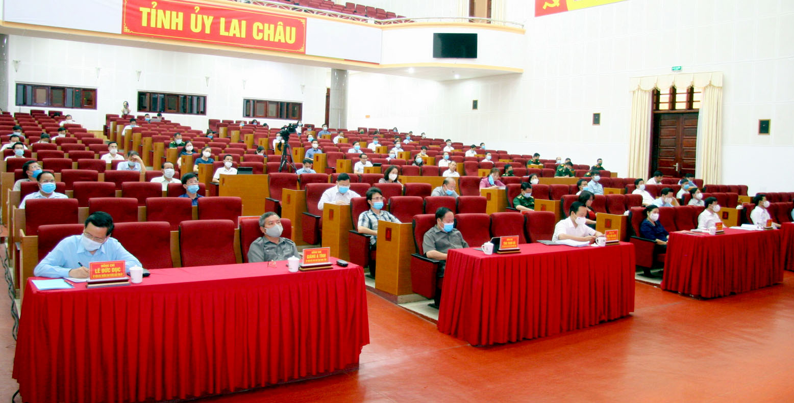Các đại biểu dự Hội nghị tại điểm cầu Trung tâm Hội nghị - Văn hóa tỉnh Lai Châu.