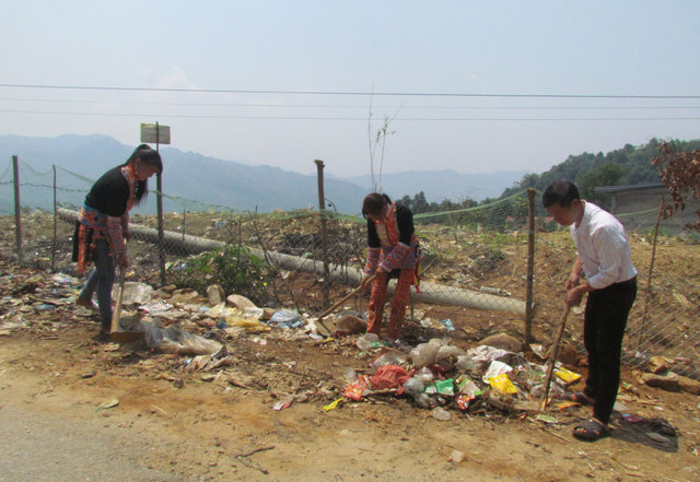Người dân xã Vàng Ma Chải (huyện Phong Thổ) thu gom rác thải sinh hoạt, bảo vệ môi trường. 