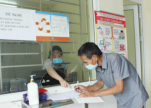 Cán bộ Bệnh viện Phổi tỉnh hướng dẫn bệnh nhân ký chứng từ thanh toán chính sách bảo hiểm y tế.
