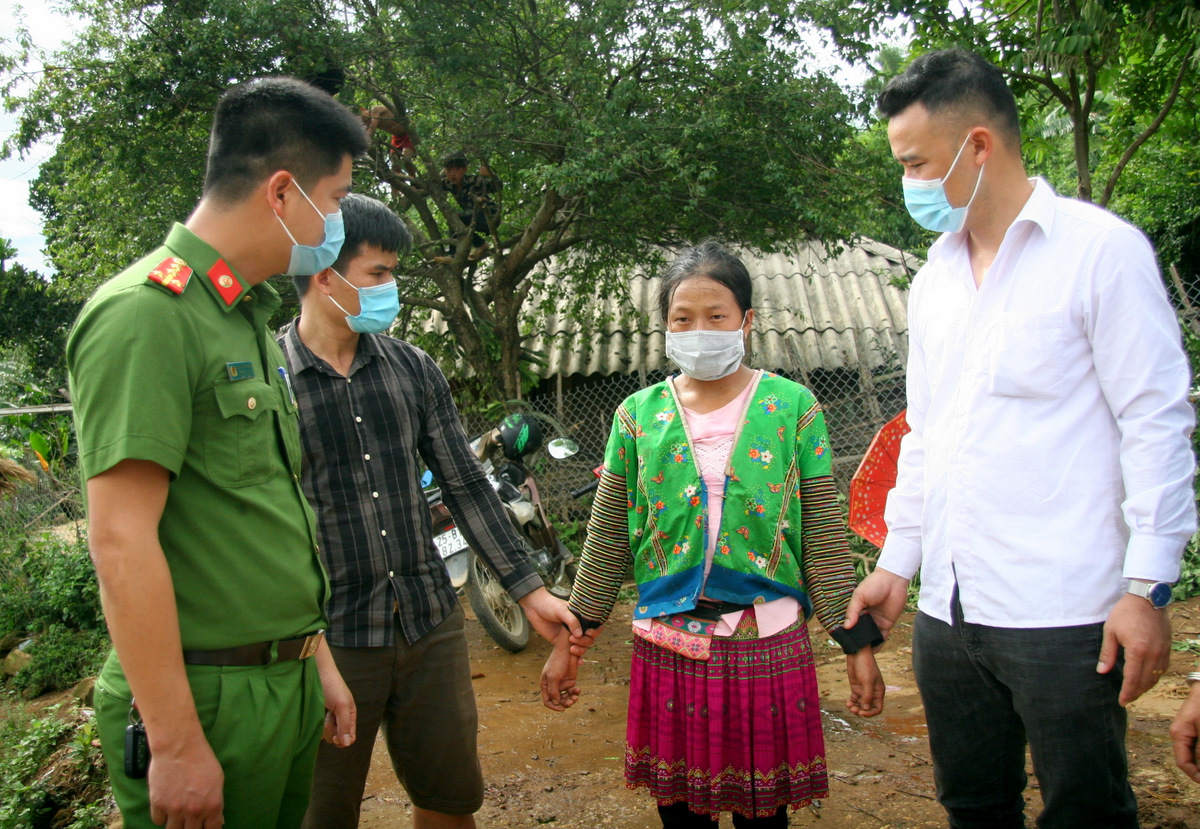 Đối tượng Sùng Thị Dung bị lực lượng Công an huyện Than Uyên bắt giữ.