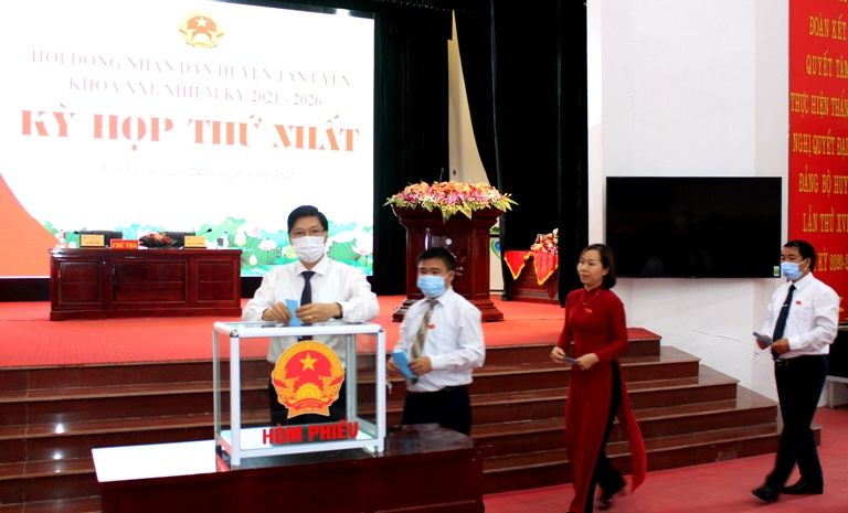 Các đại biểu bỏ phiếu bầu chức danh Chủ tịch UBND huyện Tân Uyên nhiệm kỳ 2021 - 2026.