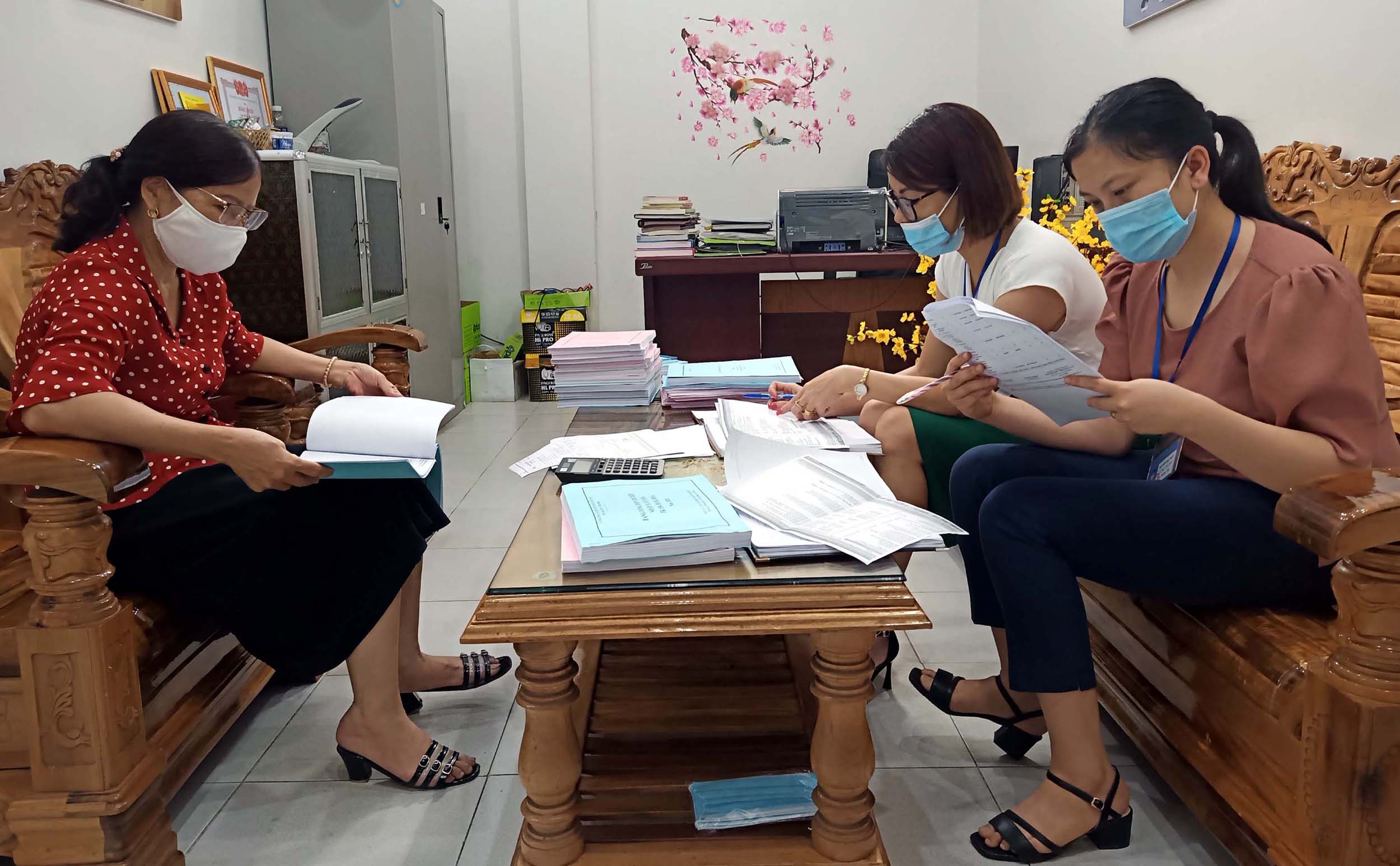 Cán bộ Chi cục Thuế khu vực thành phố Lai Châu - Tam Đường kiểm tra chấp hành pháp luật về thuế tại Công ty TNHH Thương mại và Dịch vụ Mạnh Đạt (tổ 10, phường Đoàn Kết).