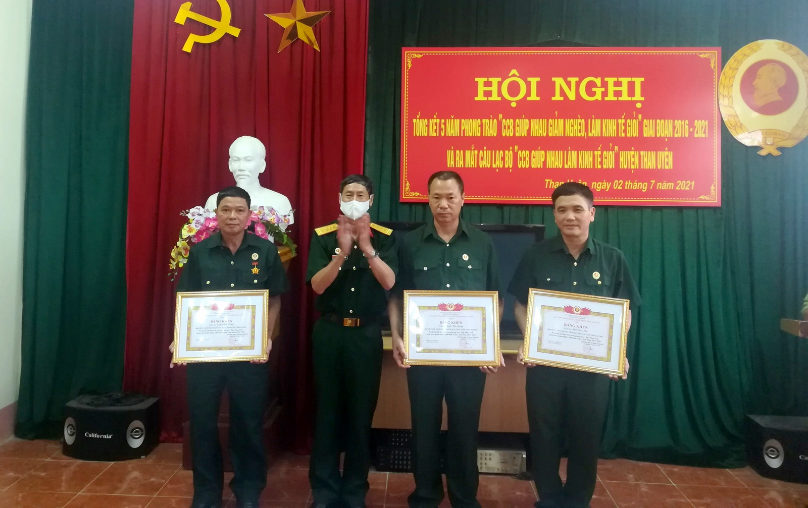 Đồng chí Nguyễn Thanh Bình – Phó Chủ tịch Hội Cựu chiến binh tỉnh trao bằng khen cho các cá nhân. 