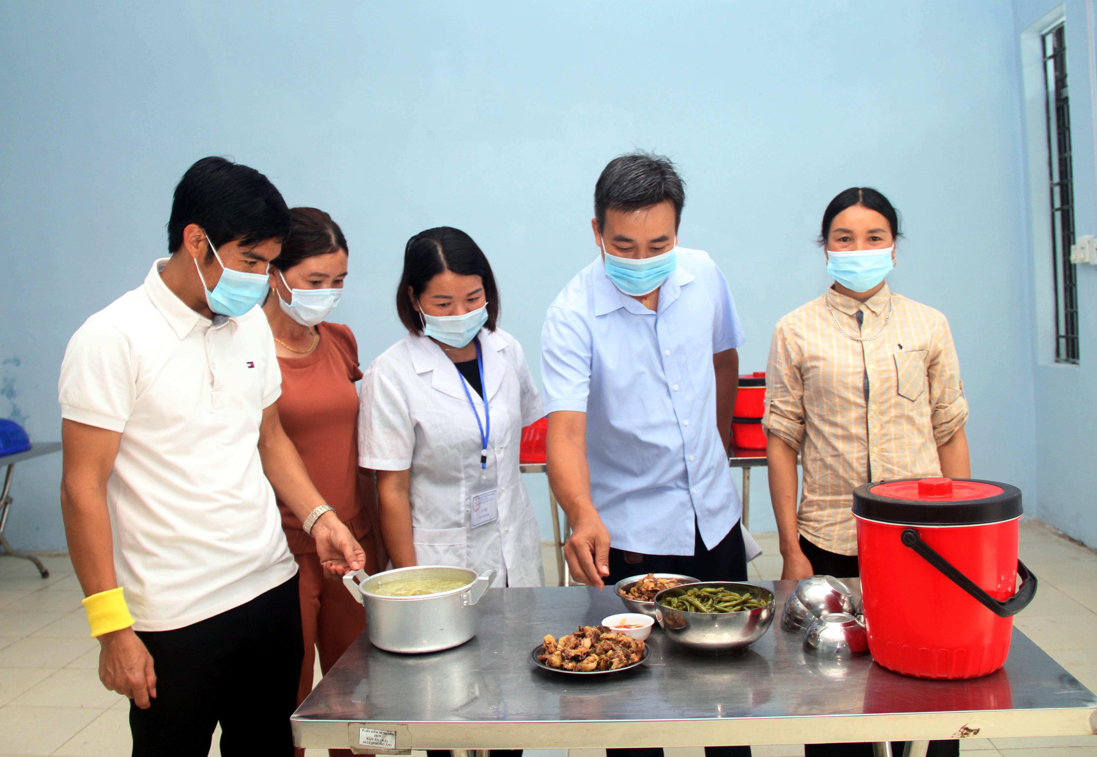 Ban Chỉ đạo thi huyện Mường Tè kiểm tra an toàn thực phẩm tại bêp ăn Trường Nội trú Ka Lăng – huyện Mường Tè