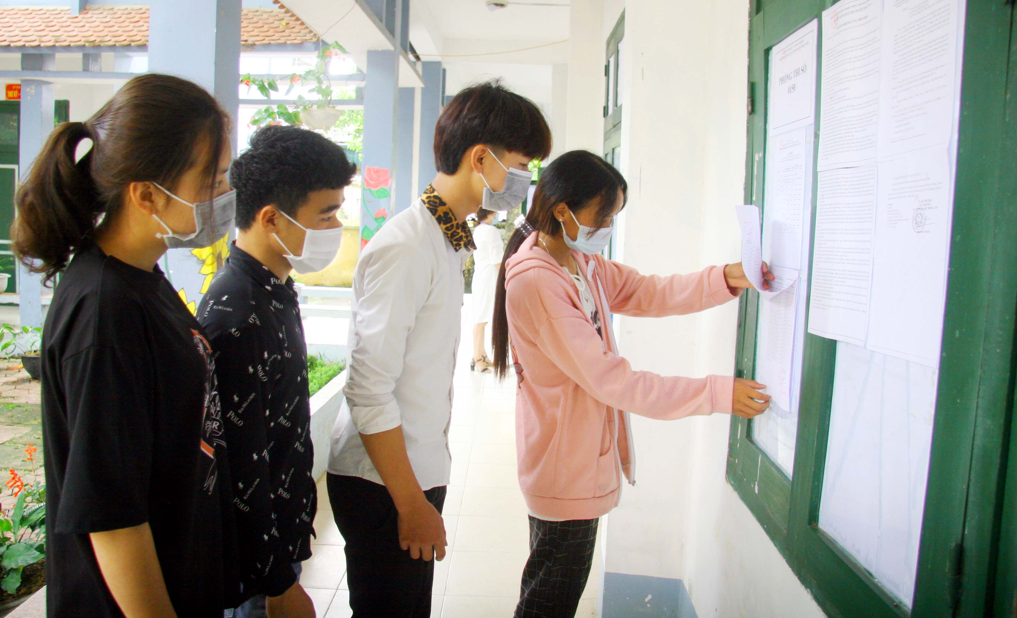 Thí sinh tại điểm thi Trường Dân tộc Nội trú THPT huyện Than Uyên kiểm tra thông tin trước khi vào phòng thi