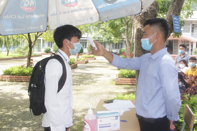 Cán bộ làm thi đo thân nhiệt cho thí sinh dự thi tại điểm thi Trường THPT Bình Lư, huyện Tam Đường.  (ảnh Phương Thanh)