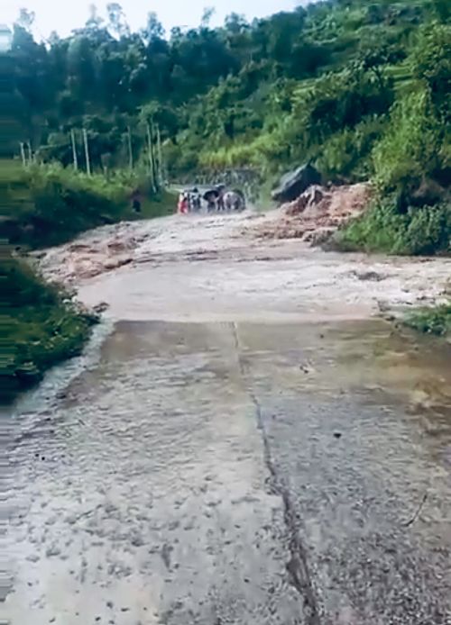 Mưa lớn khiến một số tuyến đường của xã Pu Sam Cáp, huyện Sìn Hồ bị nước tràn qua.