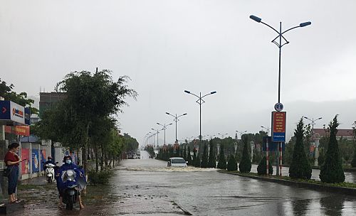 Mưa to kéo dài khiến mốt số tuyến đừng trên địa bàn thành phố bị ngập nước, người dân cần cẩn trọng khi lưu thông trên các tuyến đường này.