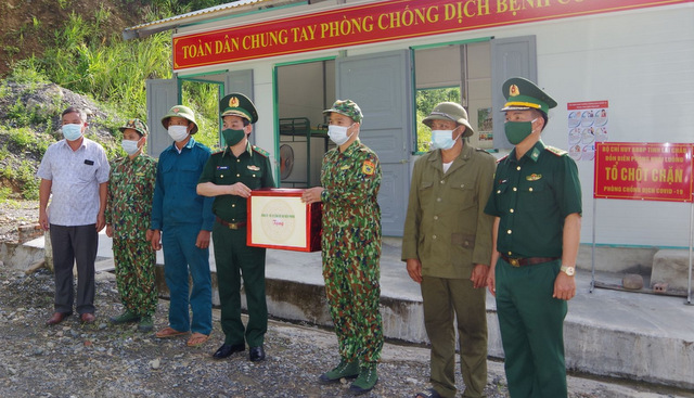 Đoàn công tác thăm tặng quà cho lực lượng làm công tác phòng, chống dịch bệnh Covid-19 tại Tổ chốt số 1, Đồn Biên phòng Huổi Luông.