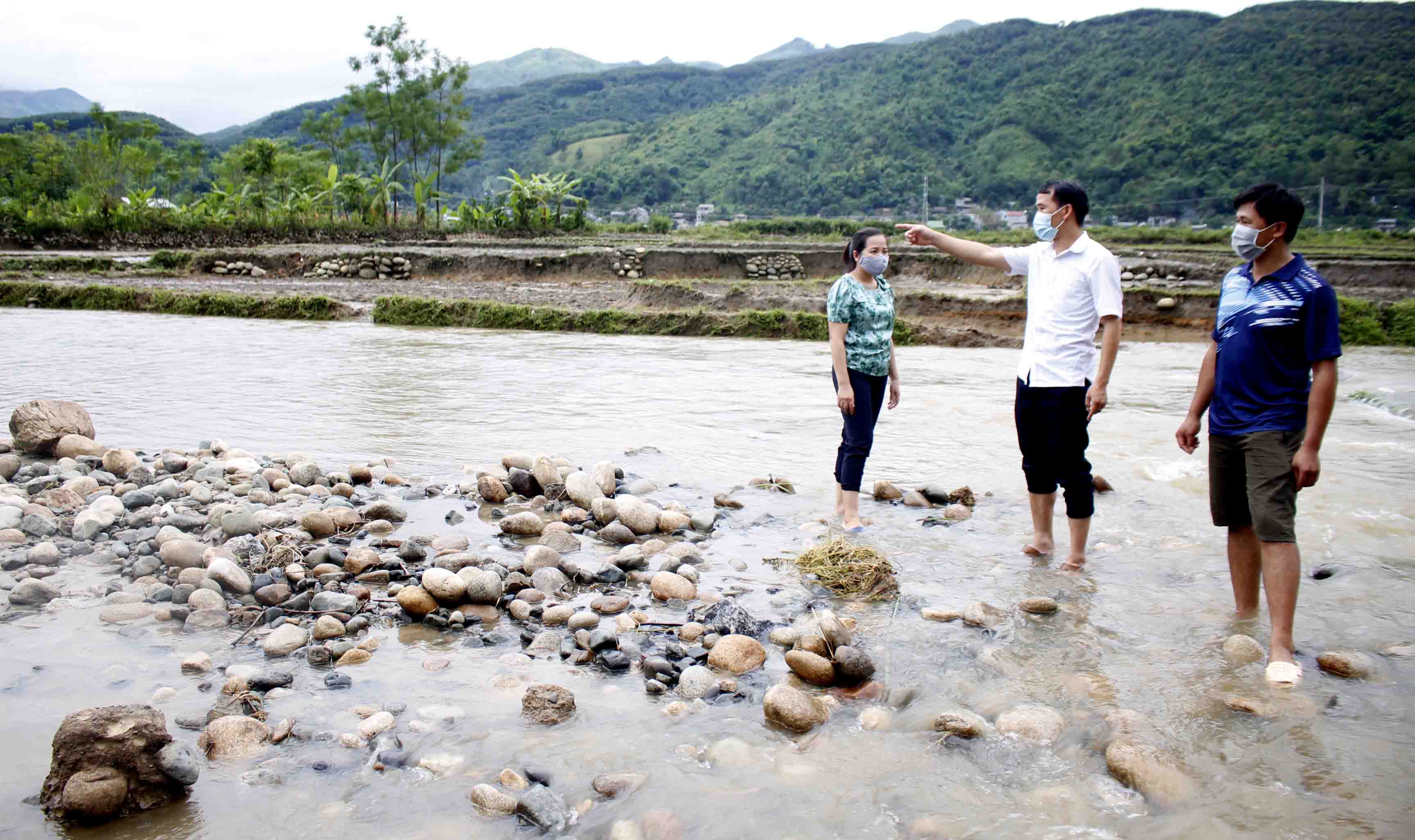 Lũ trên suối Nậm So cuối tháng 6 vừa qua, khiến cho lượng lớn đá, sỏi trôi vào ruộng của người dân bản Nà Củng (xã Mường So, huyện Phong Thổ) khó có thể khắc phục được. 
