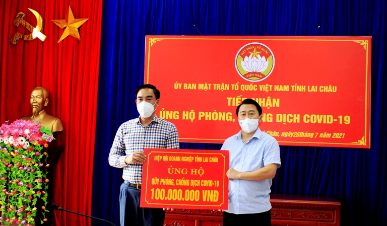 Ông Mai Xuân Hà – Phó Chủ tịch Hiệp hội Doanh nghiệp tỉnh ủng hộ Quỹ Vắc xin phòng, chống Covid-19 tỉnh. 