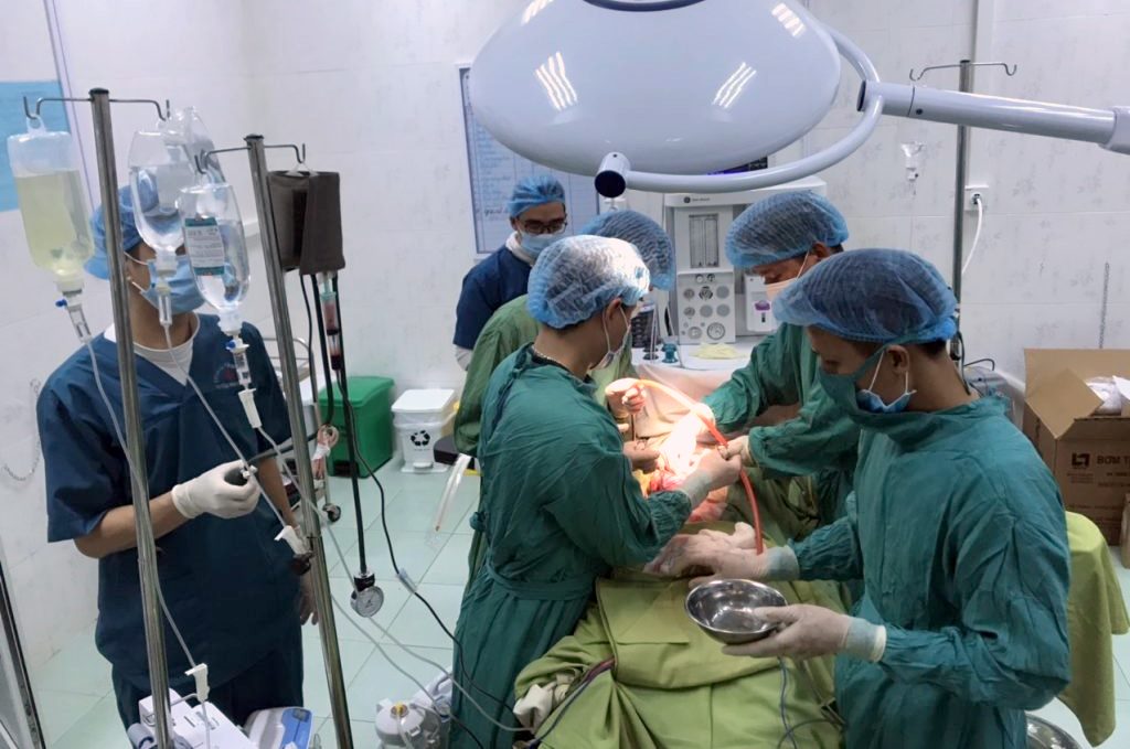 Đội ngũ y bác sỹ TTYT huyện Than Uyên mổ cấp cứu người bệnh bị vỡ gan