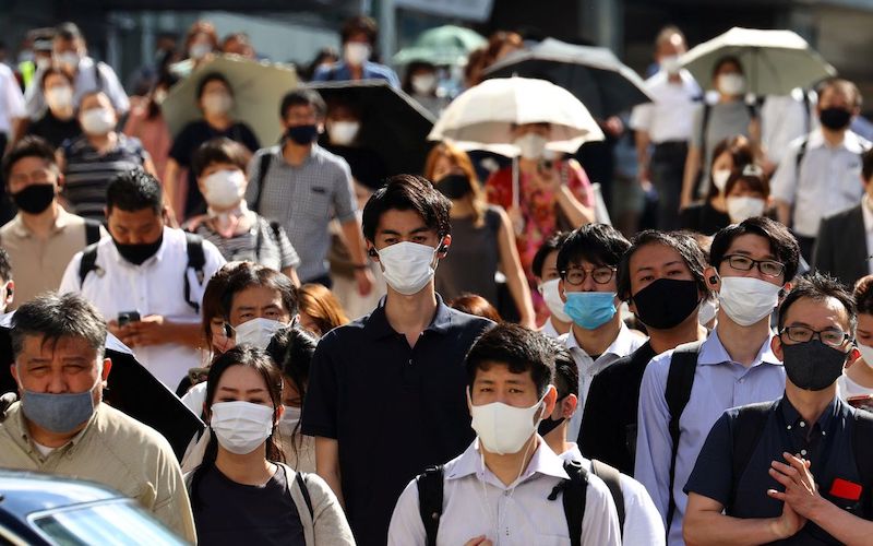 Người dân đeo khẩu trang trên đường phố tại Tokyo, Nhật Bản, ngày 6/8/2021. (Ảnh: Reuters)