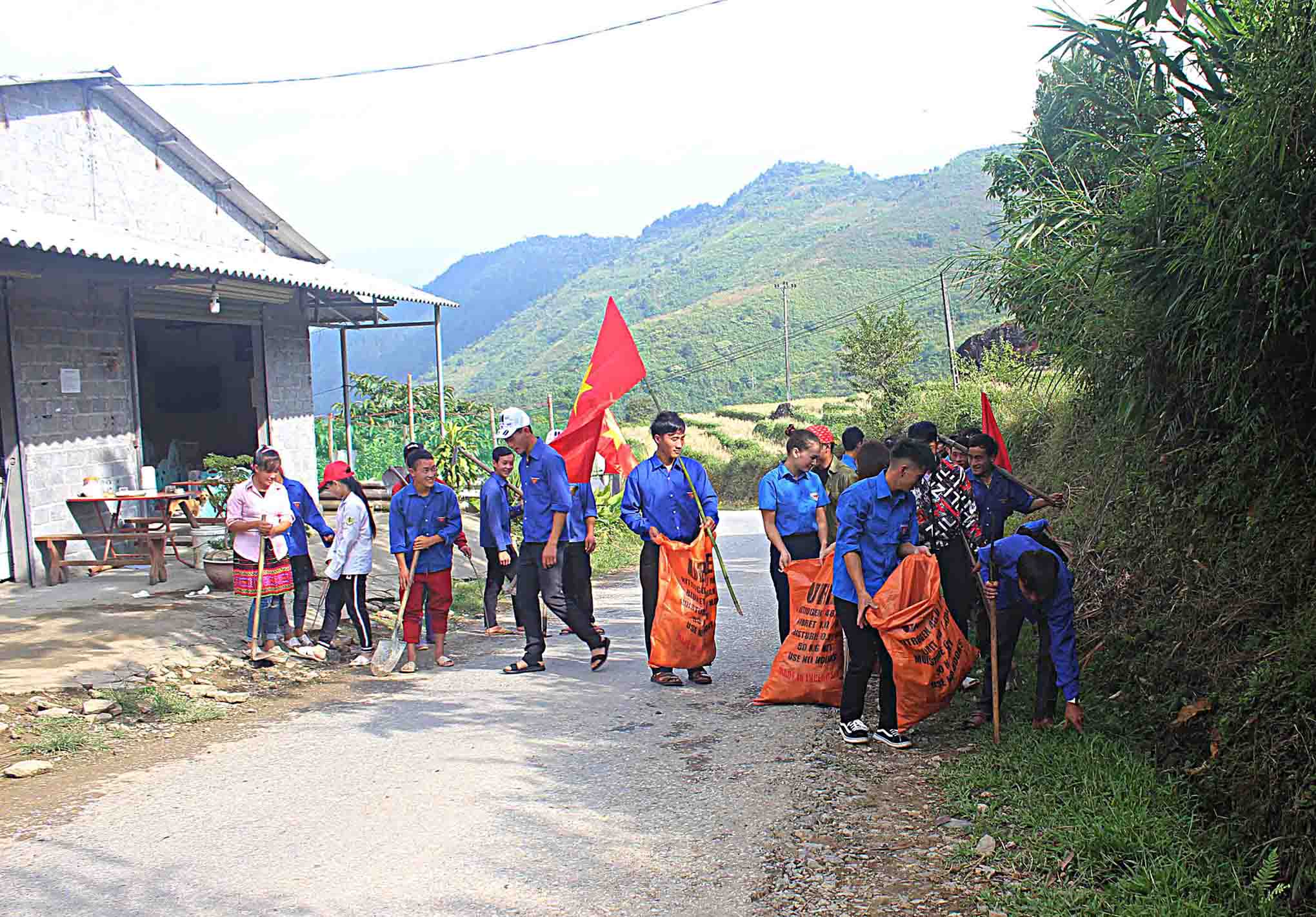 Đoàn viên, thanh niên xã Khun Há nhặt rác, khơi rãnh thoát nước môi trường nông thôn.