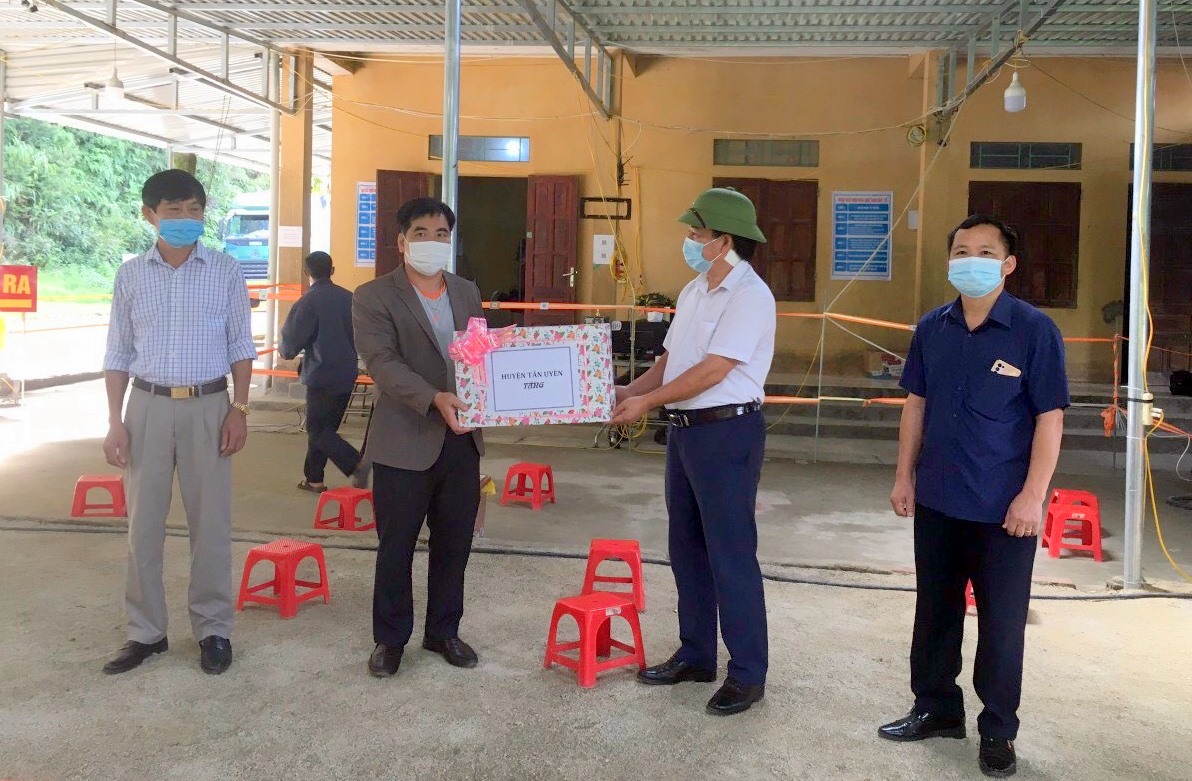 Đồng chí Nguyễn Thanh Văn – Chủ tịch UBND huyện Tân Uyên và Đoàn công tác trao hỗ trợ cho lực lượng Chốt kiểm soát dịch Covid-19 số 1 tại xã Sơn Bình (huyện Tam Đường).