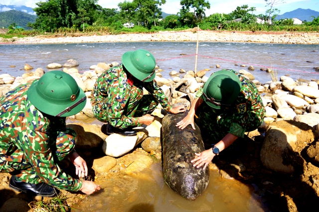 Lực lượng công binh Bộ CHQS tỉnh kiểm tra và thực hiện công tác xác minh quả bom tại bản Nà Đon, xã Bình Lư, huyện Tam Đường