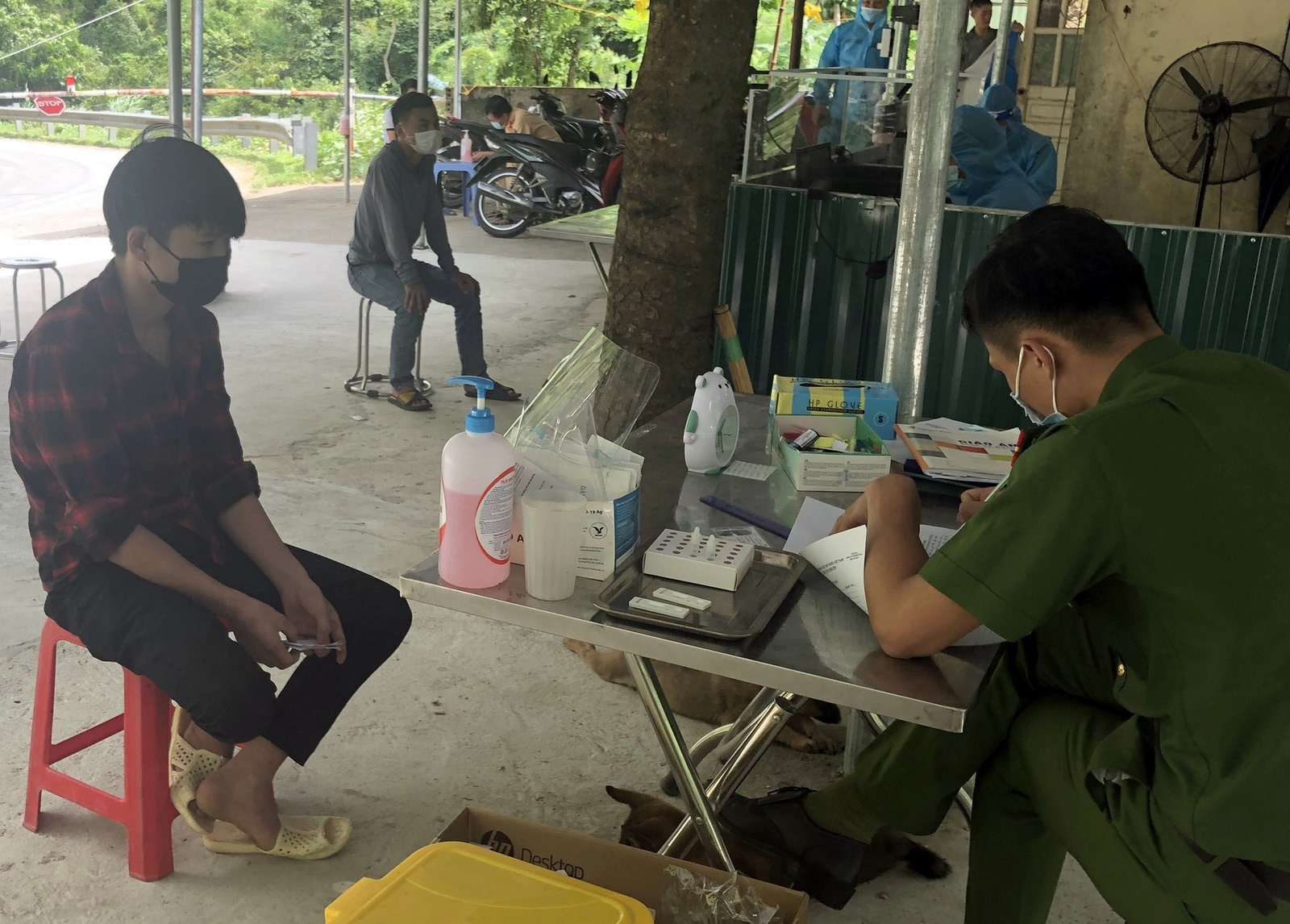 Lực lượng chức năng tại Chốt kiểm soát dịch Covid-19 số 2 xã Mường Kim, huyện Than Uyên lấy lời khai của một trong số các trường hợp vi phạm.