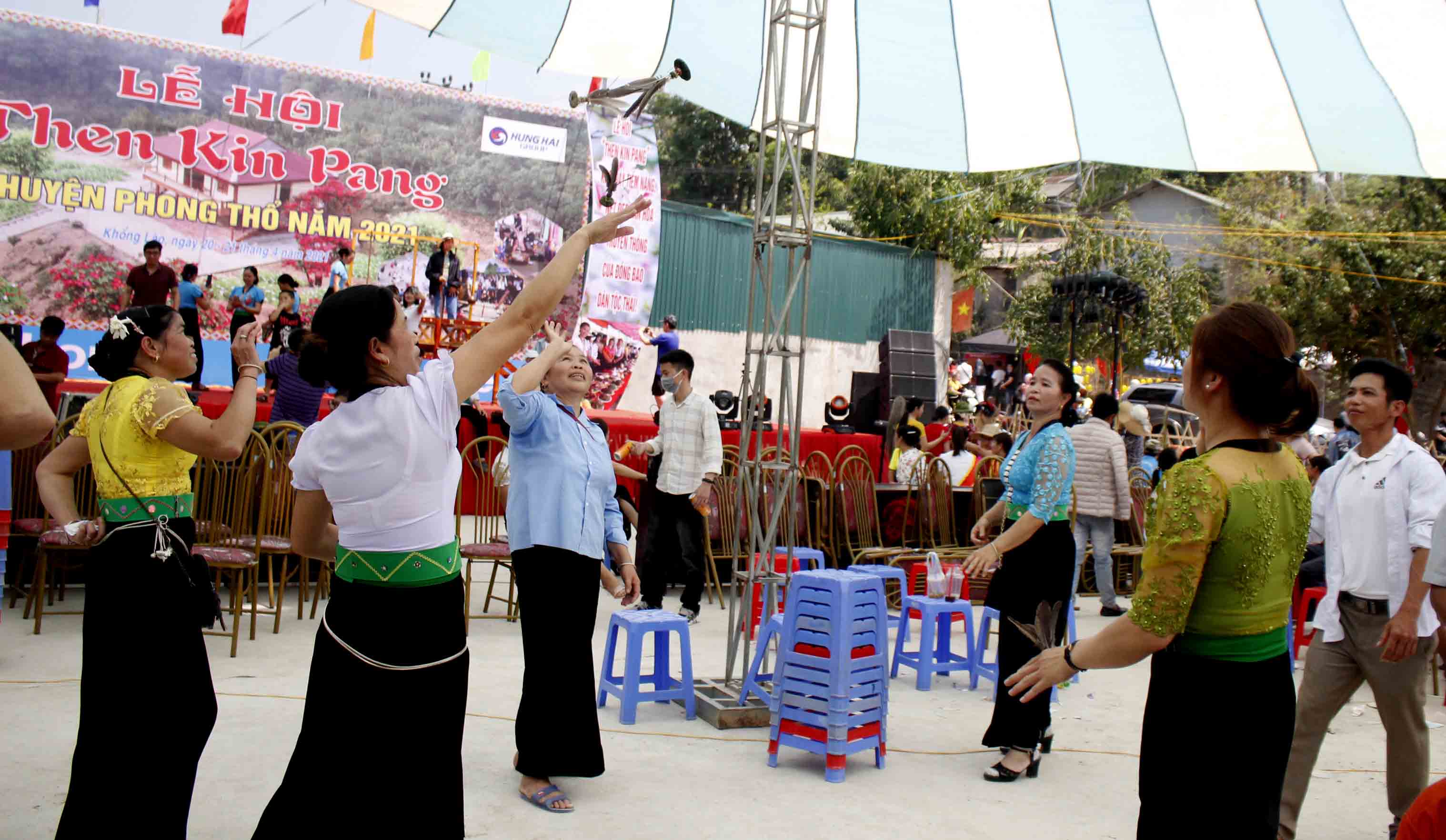 Nhân dân xã Khổng Lào (huyện Phong Thổ) vui chơi trò Én cáy tại lễ hội “Then Kin Pang”. 