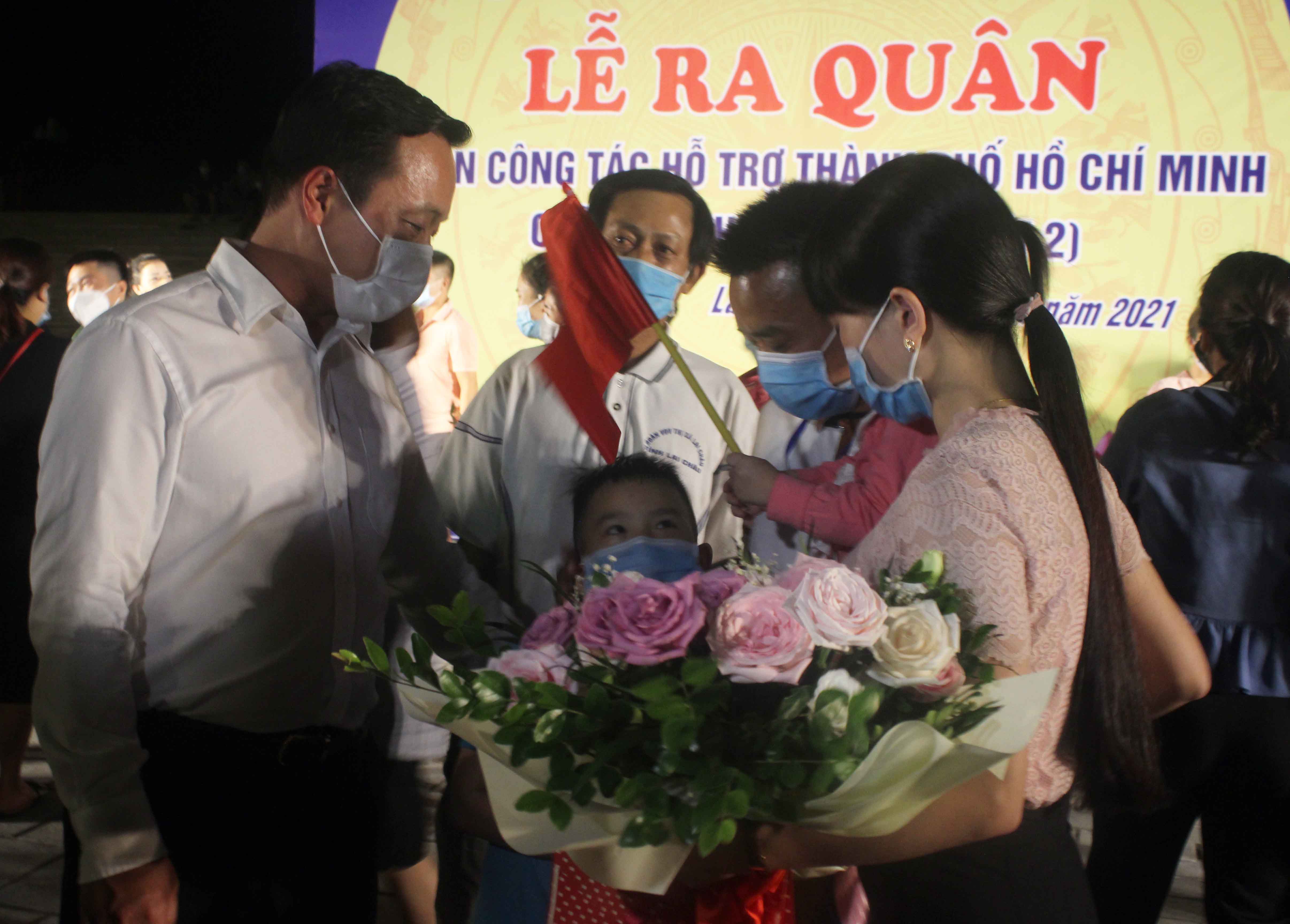 Đồng chí Trần Tiến Dũng - Chủ tịch UBND tỉnh động viện cán bộ Y tế và người thân.
