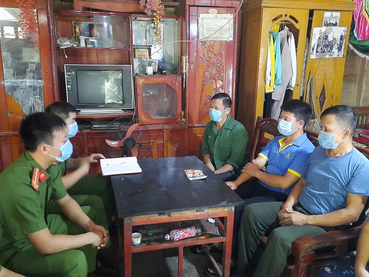 Cán bộ, chiến sỹ Công an xã Nậm Pì (huyện Nậm Nhùn) tuyên truyền người dân bản Pá Bon tham gia phòng chống tội phạm ma túy.