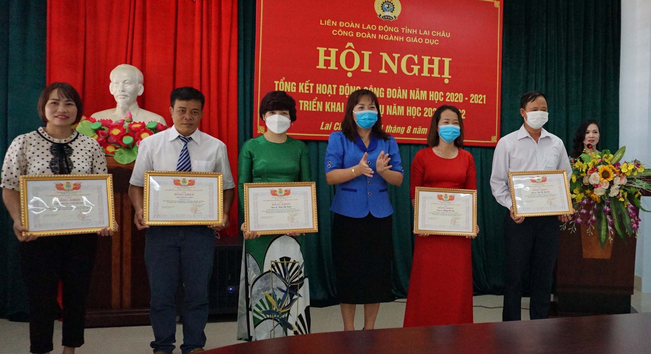 Đồng chí Nguyễn Thị Thiện - Chủ tịch LĐLĐ tỉnh trao Bằng khen của LĐLĐ tỉnh cho các cá nhân có thành tích xuất sắc trong phong trào công nhân, viên chức lao động và xây dựng tổ chức công đoàn vững mạnh năm học 2020 - 2021.