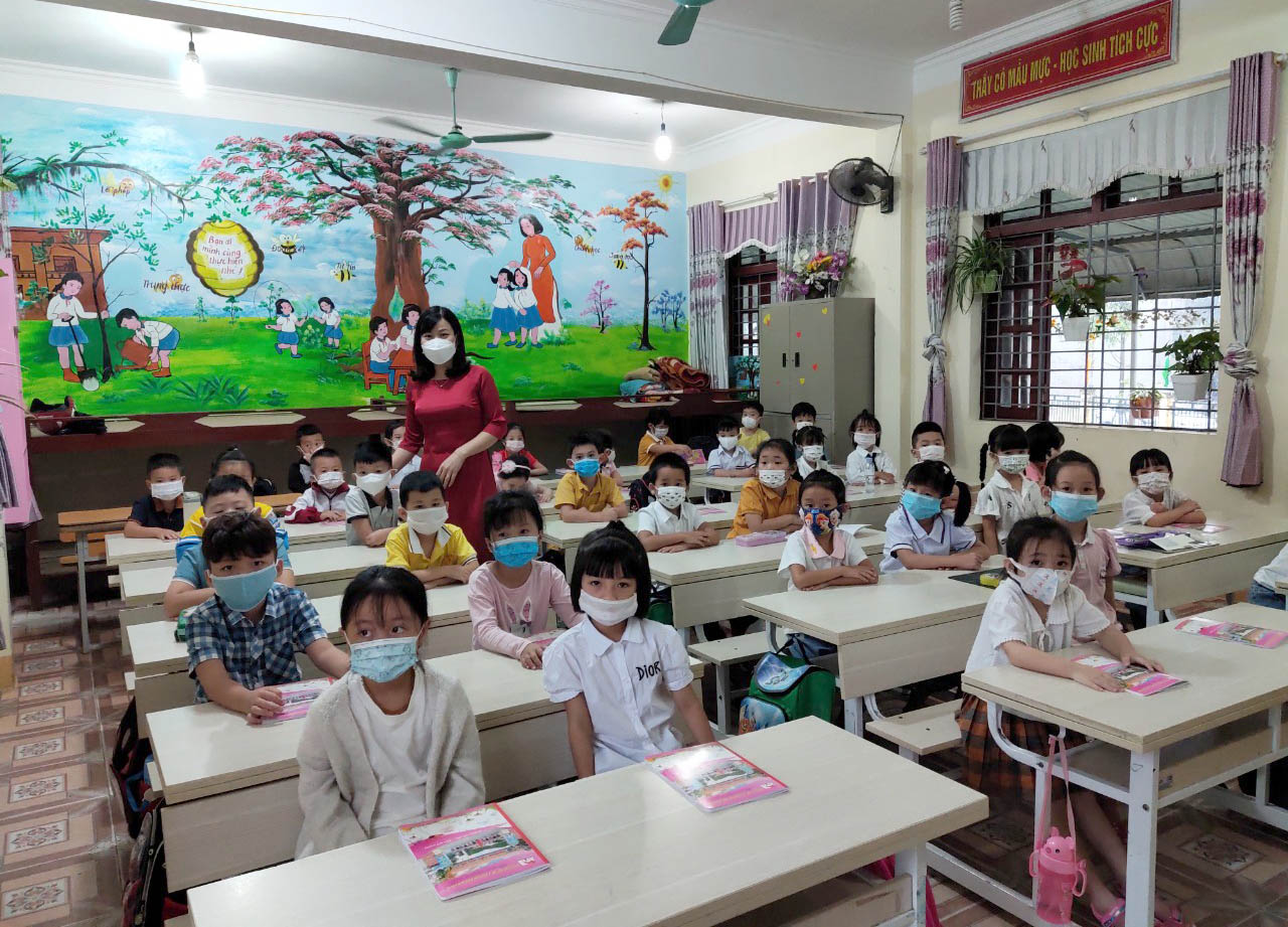 Giáo viên, học sinh Trường Tiểu học số 1, thành phố Lai Châu thực hiện nghiêm túc đeo khẩu trang phòng chống dịch Covid-19 trong ngày tựu trường.