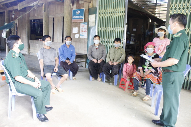Cán bộ Đồn Biên phòng Sin Suối Hồ (huyện Phong Thổ) tuyên truyền người dân thực hiện biện pháp 5K phòng chống dịch. 