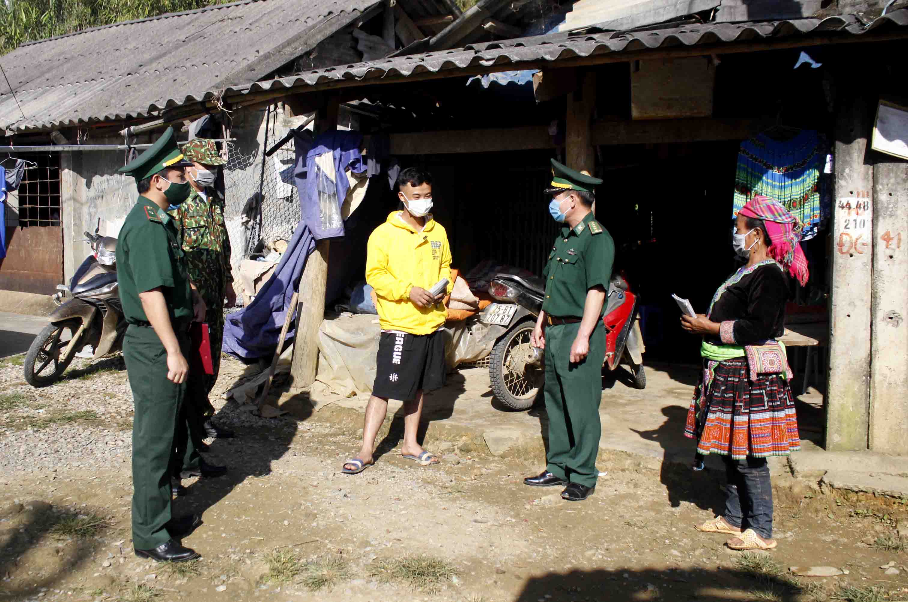 Cán bộ, chiến sỹ Đồn Biên phòng Sin Suối Hồ (huyện Phong Thổ) đến từng hộ dân ở xã Sin Suối Hồ tuyên truyền thực hiện biện pháp phòng chống dịch 5K. 