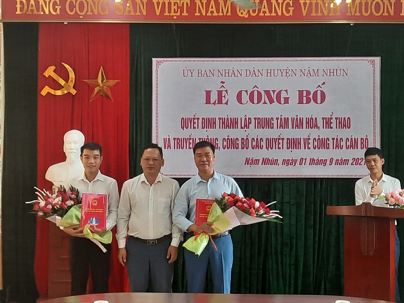 đồng chí Vũ Tiến Hóa – Phó chủ tịch UBND huyện Nậm Nhùn trao quyết định thành lập Trung tâm Văn hóa, Thể thao và Truyền thông huyện