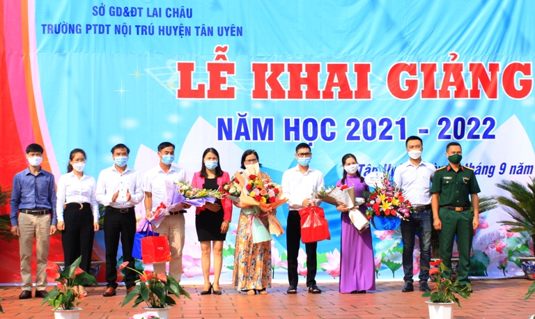 Đại diện lãnh đạo một số cơ quan, đơn vị trên địa bàn huyện tặng hoa, quà chúc mừng Trường Phổ thông Dân tộc Nội trú huyện Tân Uyên nhân dịp khai giảng năm học mới 2021 - 2022.