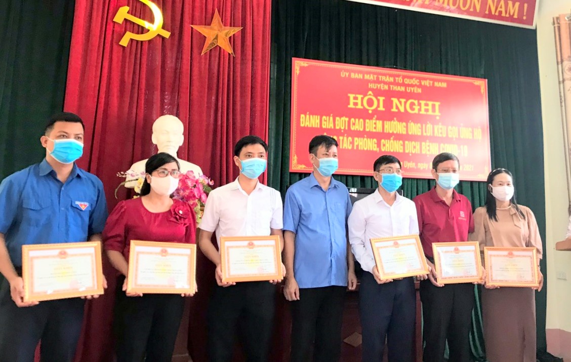 Đồng chí Nguyễn Văn Thăng – Phó Chủ tịch UBND huyện trao giấy khen cho các tập thể có nghĩa cử cao đẹp tham đóng góp, ủng hộ phòng, chống dịch Covid-19.