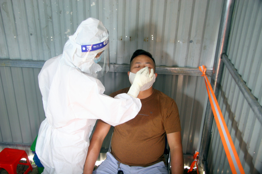 Cán bộ y tế Chốt kiểm soát dịch Covid-19 số 1 xã Sơn Bình, huyện Tam Đường lấy mẫu test nhanh Covid-19 đối với người dân đi vào địa bàn tỉnh.