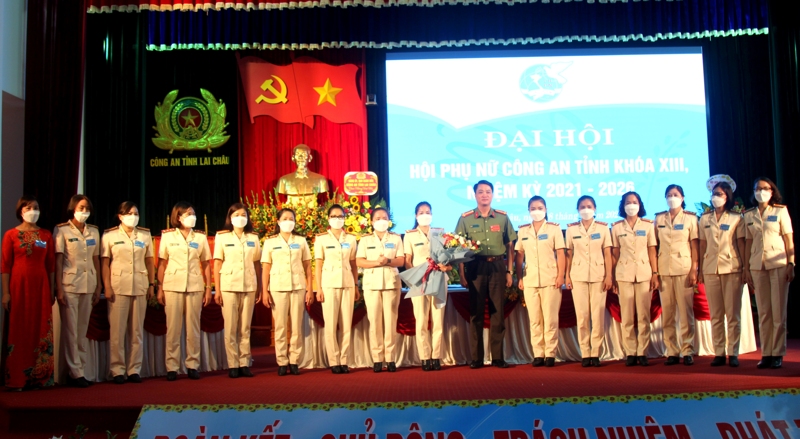 Đại tá Nguyễn Viết Giang - Ủy viên Ban Thường vụ Tỉnh ủy, Giám đốc Công an tỉnh tặng hoa chúc mừng Ban chấp hành khóa XIII, nhiệm kỳ 2021-2026.