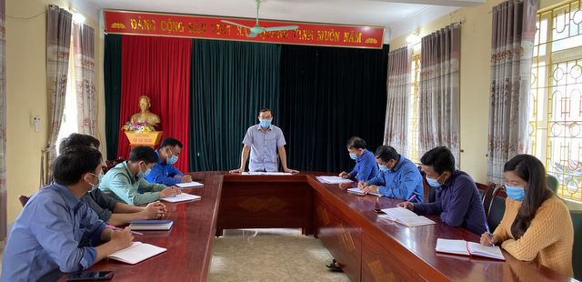 Lãnh đạo xã Sin Suối Hồ, huyện Phong Thổ tuyên truyền Nghị quyết Đại hội Đảng các cấp đến cán bộ, đảng viên, công chức trong cơ quan.