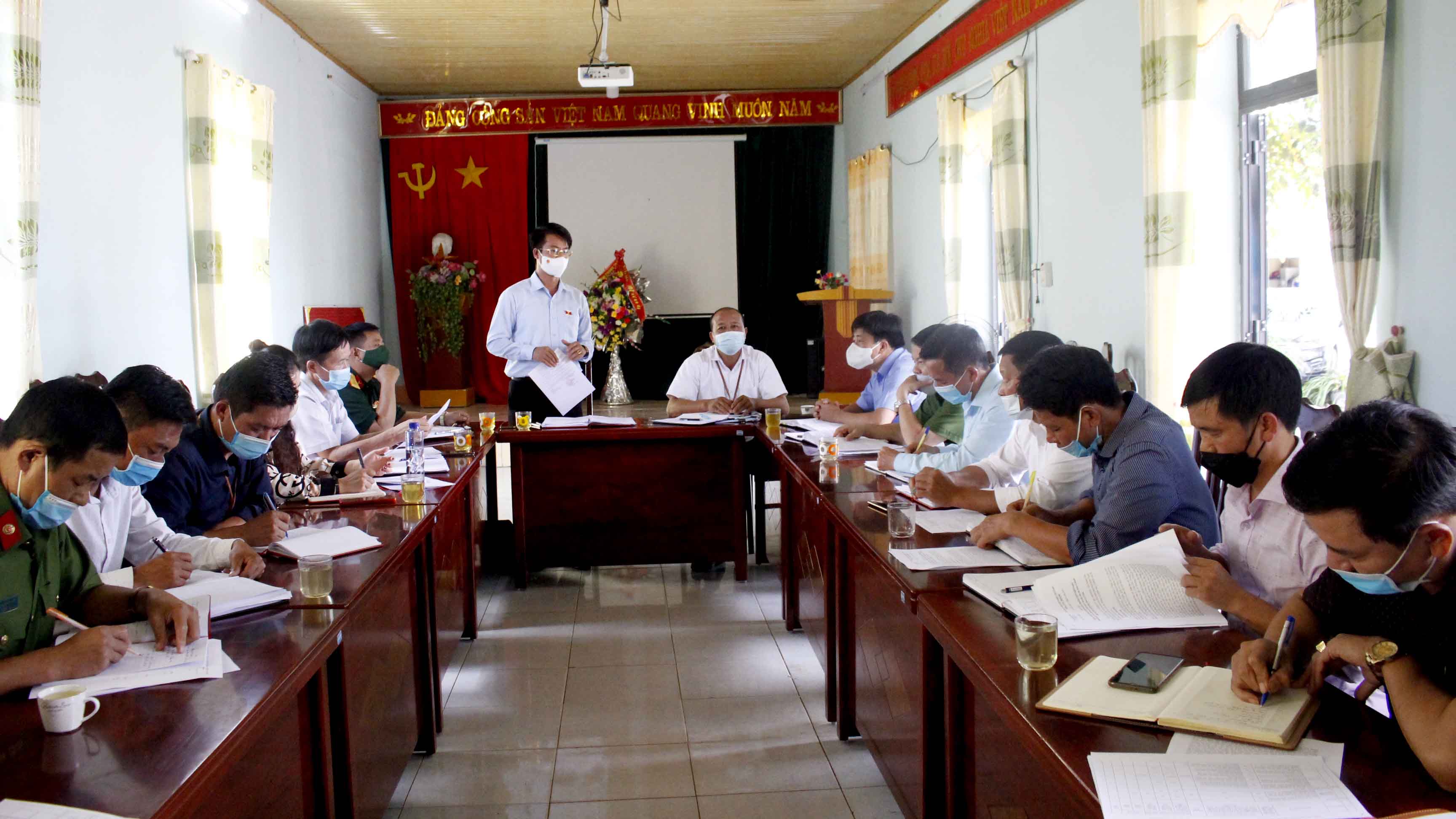Quang cảnh buổi làm việc của Đoàn Đại biểu Quốc hội tỉnh tại UBND xã Sì Lở Lầu (huyện Phong Thổ).