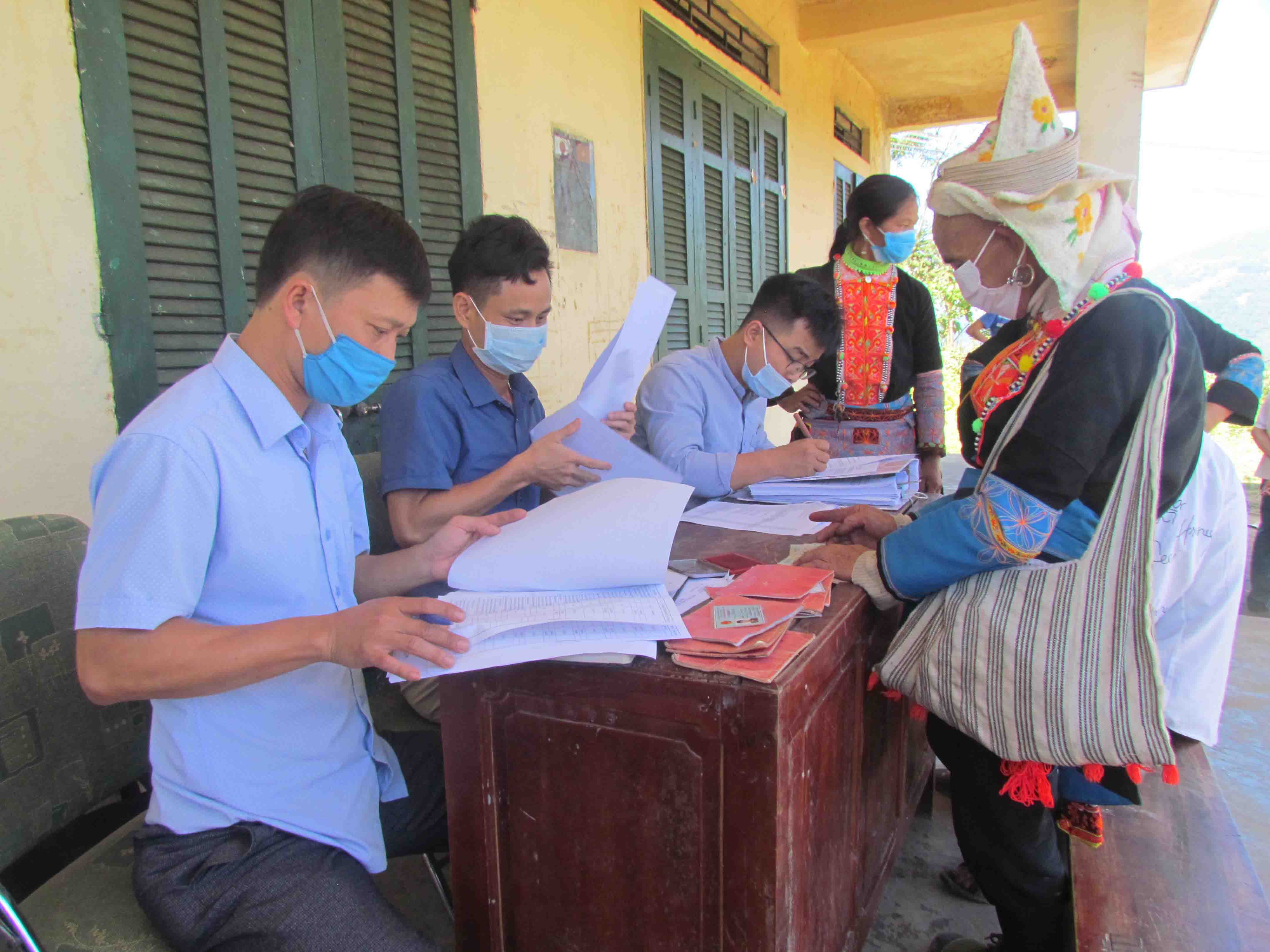 Cán bộ Ban Quản lý dự án huyện Phong Thổ chi trả tiền đền bù cho Nhân dân xã Sì Lở Lầu. 
