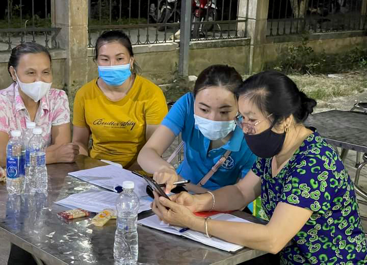 Cán bộ Bảo hiểm Xã hội huyện Phong Thổ giới thiệu tới người dân các mức đóng khi tham gia bảo hiểm xã hội tự nguyện.