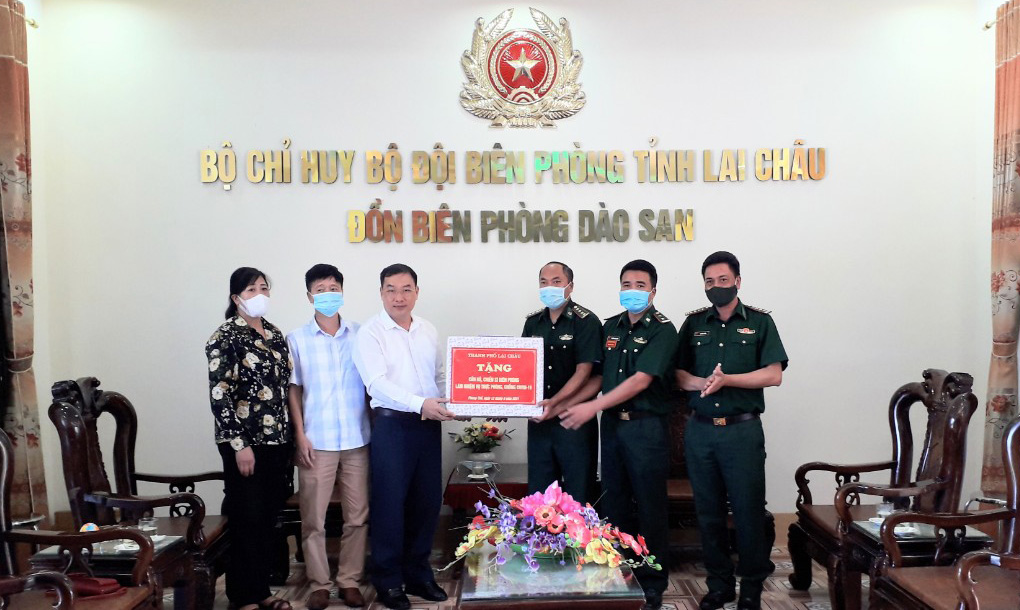 Đoàn công tác thành phố Lai Châu tặng quà cán bộ, chiến sỹ Đồn Biên phòng Dào San.