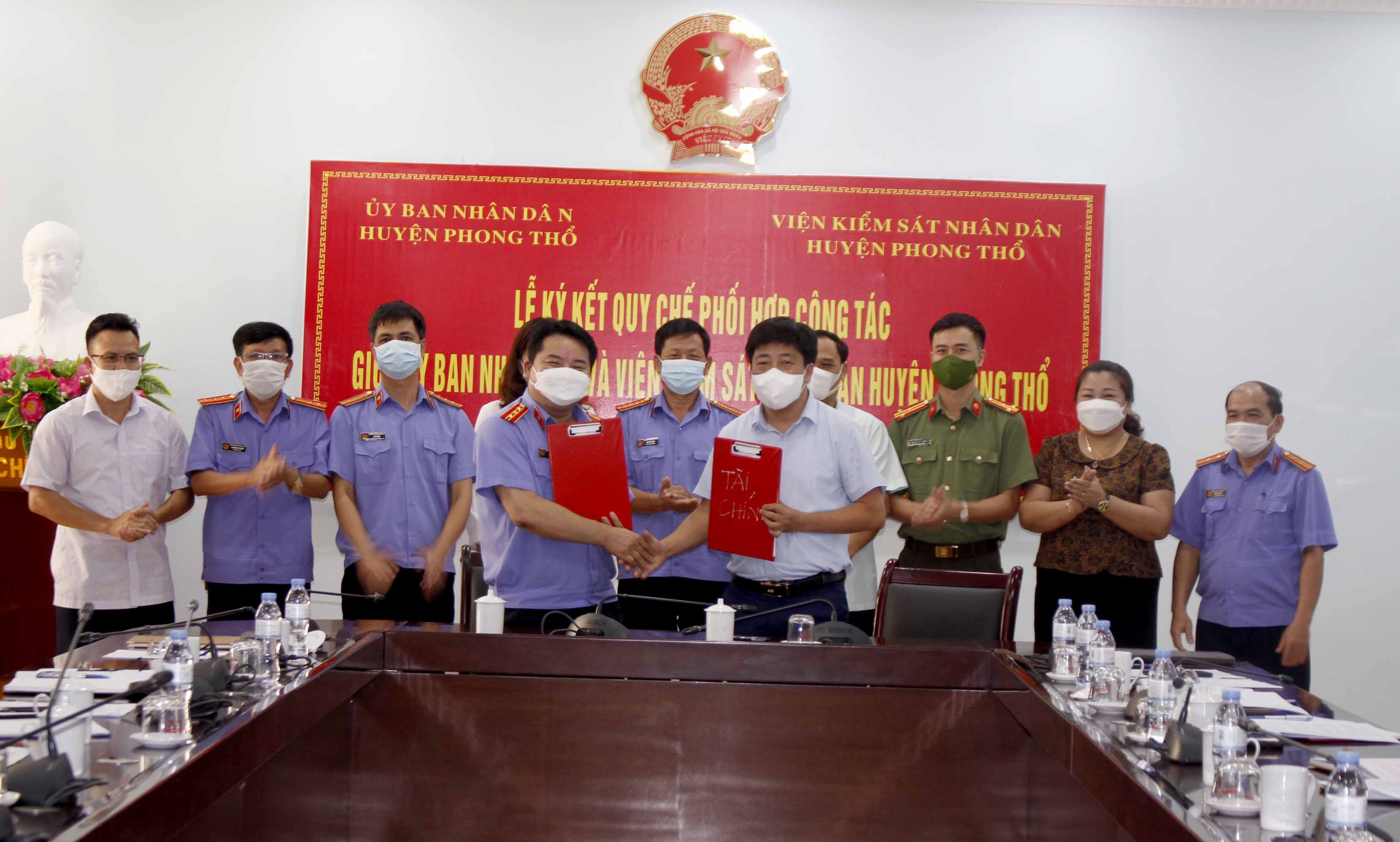 Lãnh đạo UBND huyện Phong Thổ ký kết Quy chế phối hợp công tác với lãnh đạo Viện KSND huyện. 