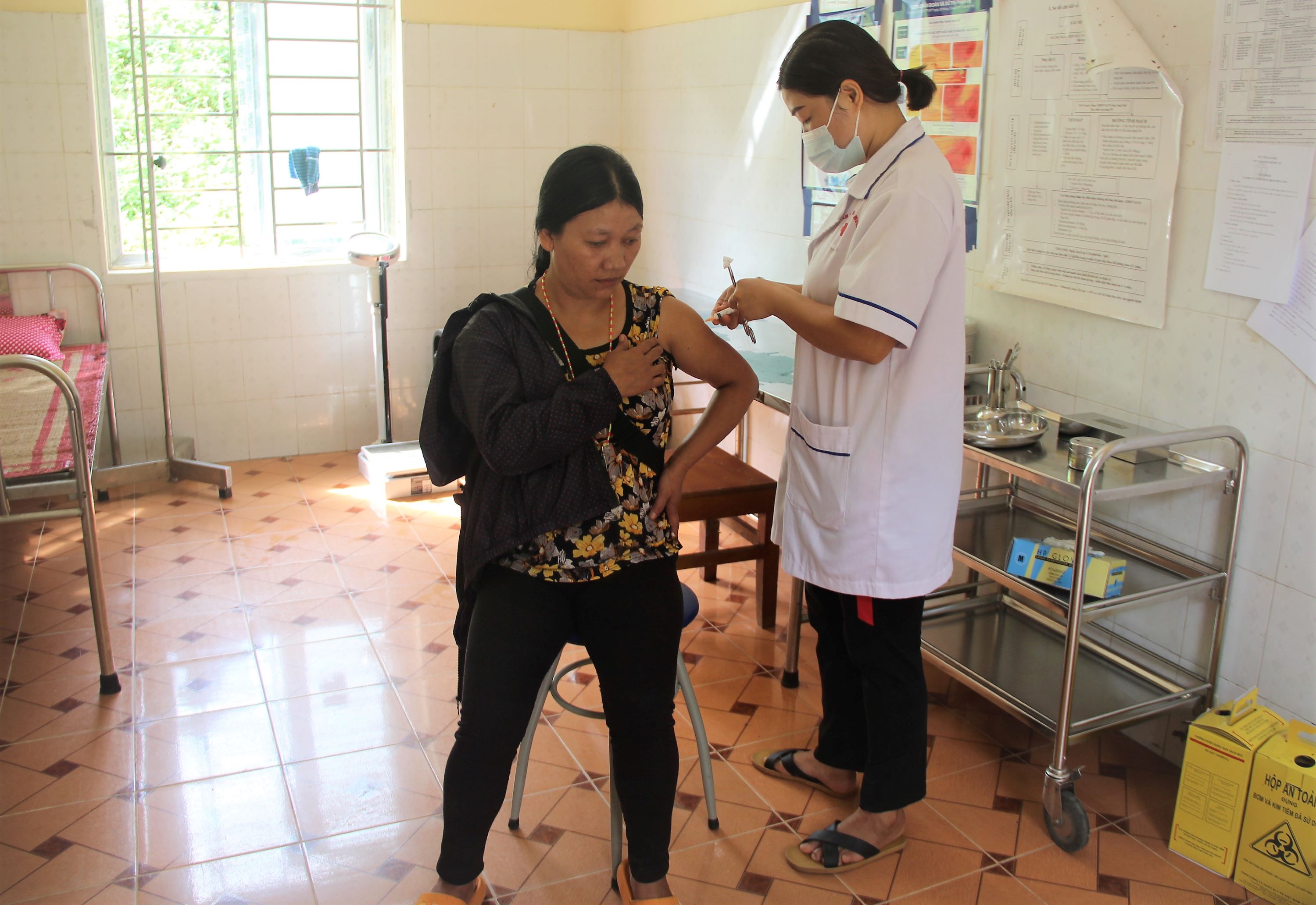 Y sĩ Trạm Y tế xã Pa Vệ Sủ điều trị bệnh cho người dân.