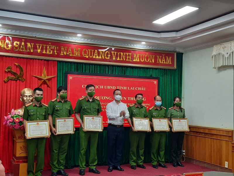 Đồng chí Trần Tiến Dũng-Phó bí thư Tỉnh ủy, Chủ tịch UBND tỉnh tặng bằng khen cho các cá nhân.
