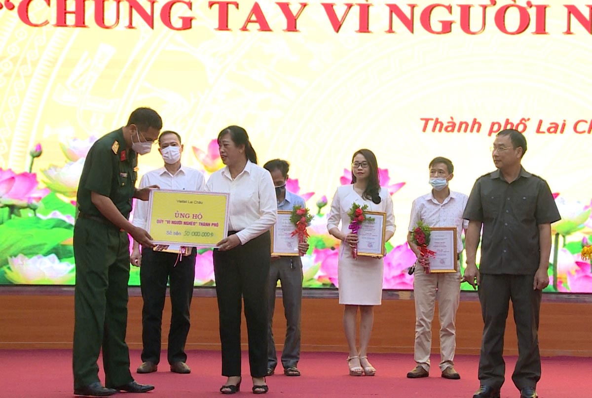 Đại diện lãnh đạo Ủy ban MTTQ Việt Nam thành phố nhận tiền ủng hộ từ Viettel Lai Châu.